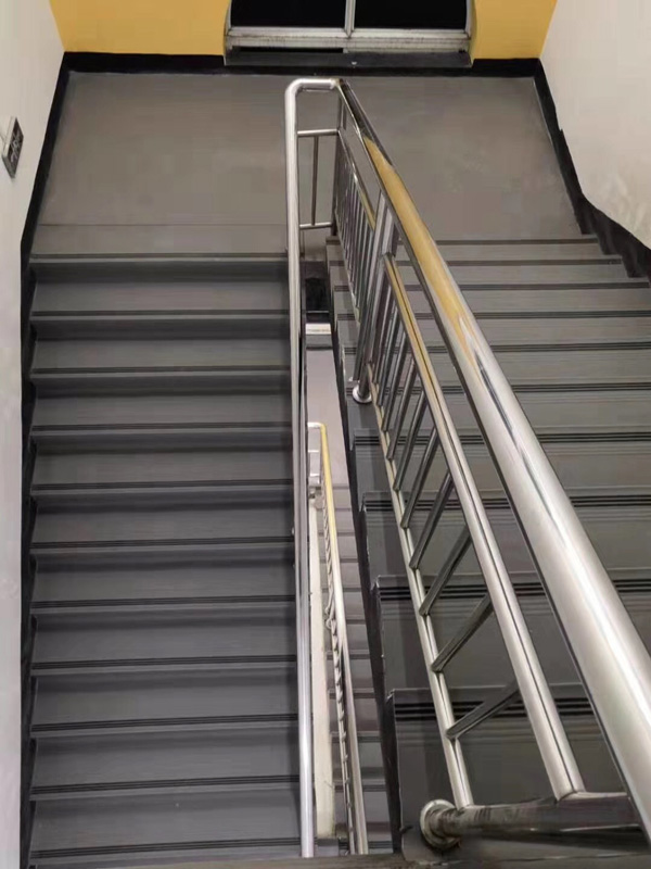 灰色樓梯踏步